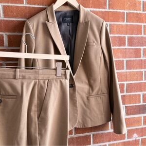Ladies Banana Republic Classic Tan Suit Set (pant)